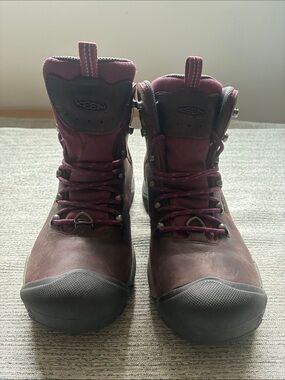 Size 7 women’s Keen Revel III hiking boots.